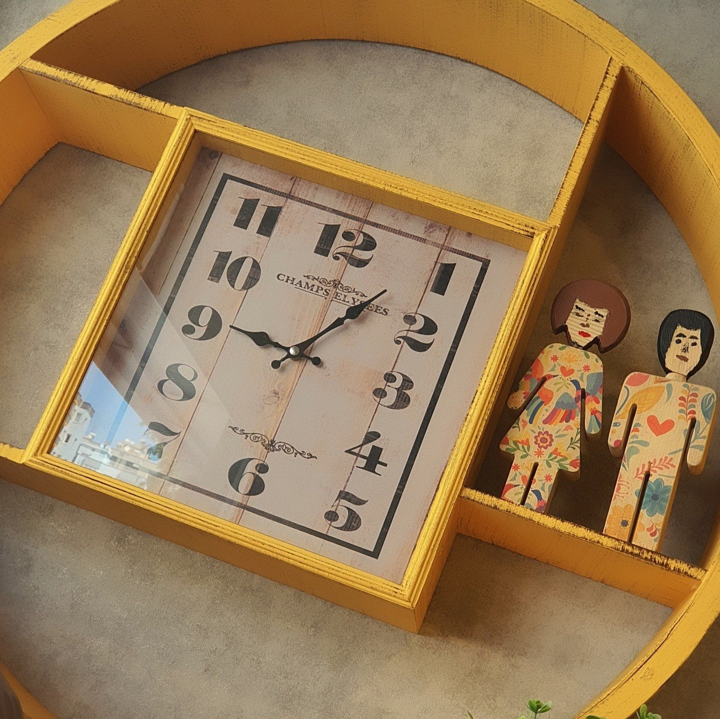 Yuvarlak Ahşap Raflı Duvar Saati Hardal