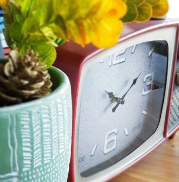 Vintage Dekoratif Tv Figürlü Masa Saati Kırmızı