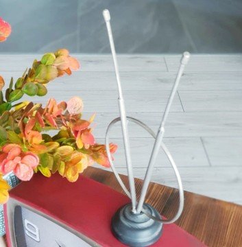 Vintage Dekoratif Tv Figürlü Masa Saati Kırmızı