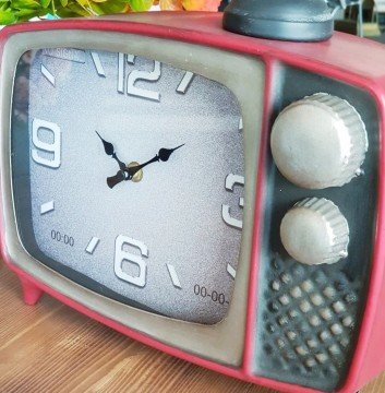 Vintage Dekoratif Tv Figürlü Masa Saati Kırmızı
