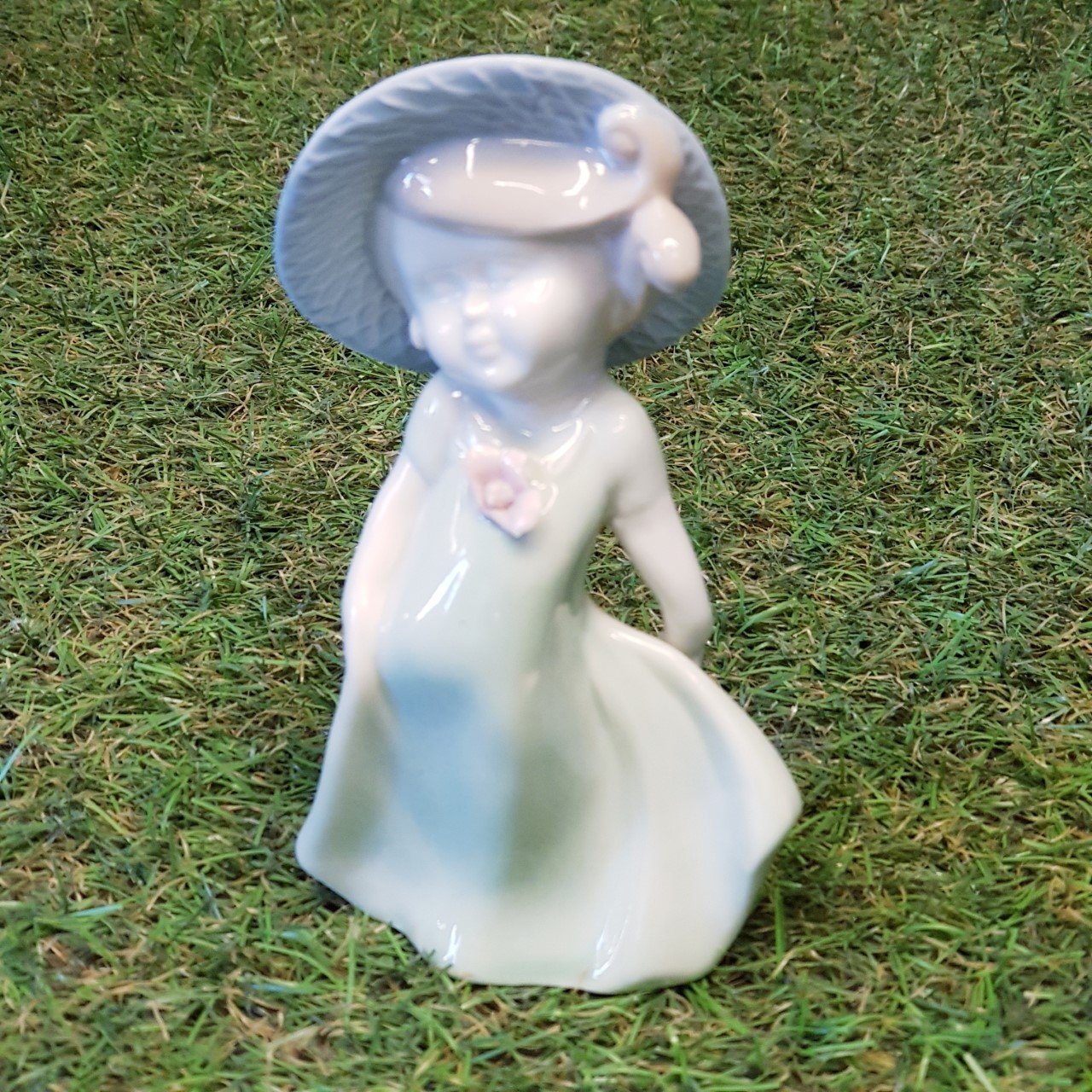 Çiçek Şapkalı Melek Porselen Biblo Teklii