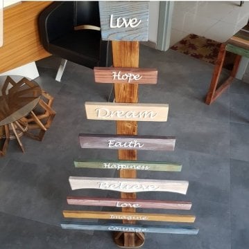 Ayaklı Renkli Ahşap Tasarım