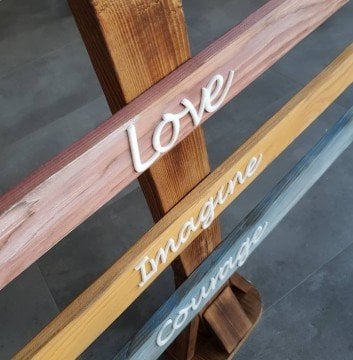 Ayaklı Renkli Ahşap Tasarım