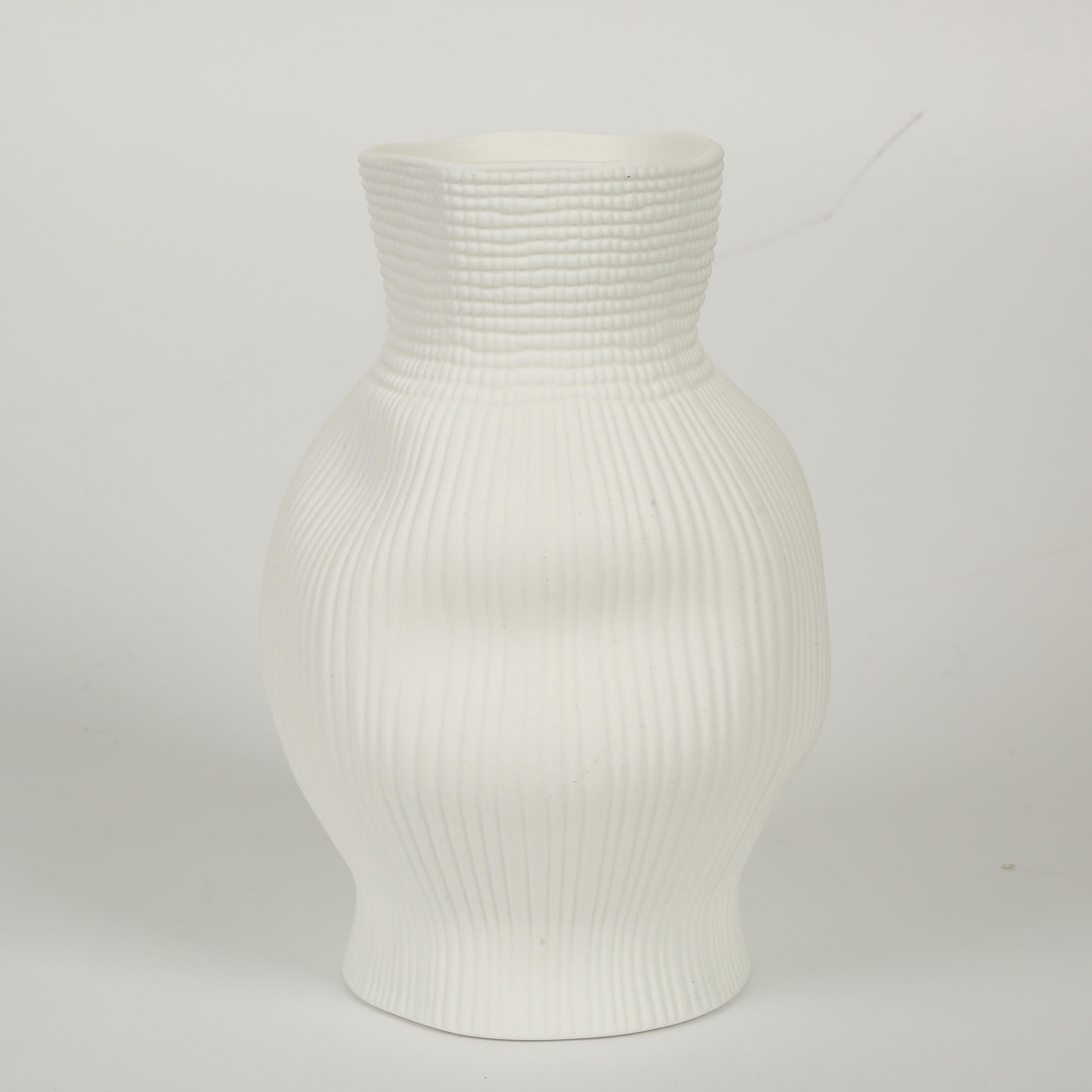 Beyaz Darbeli Vazo Kısa 23cm