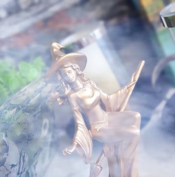 Süpürgeli Tatlı Cadı Biblo Altın 20cm