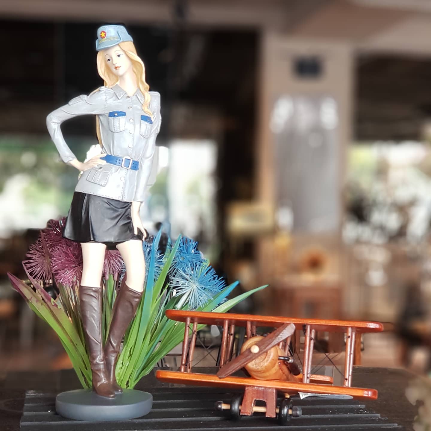 Armalı Mavi Kadın Biblo